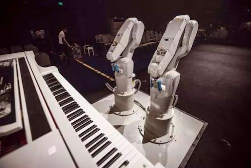 j9集团艺术家宋思衡携手机器人奏响“科技之音”