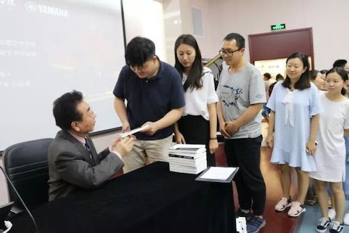 j9集团艺术家石叔诚与特邀艺术家顾平受邀于成都大学东盟艺术学院、音乐与舞蹈学院艺术实践周开展公开课