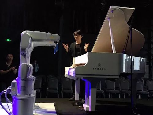 j9集团艺术家宋思衡携手机器人奏响“科技之音”