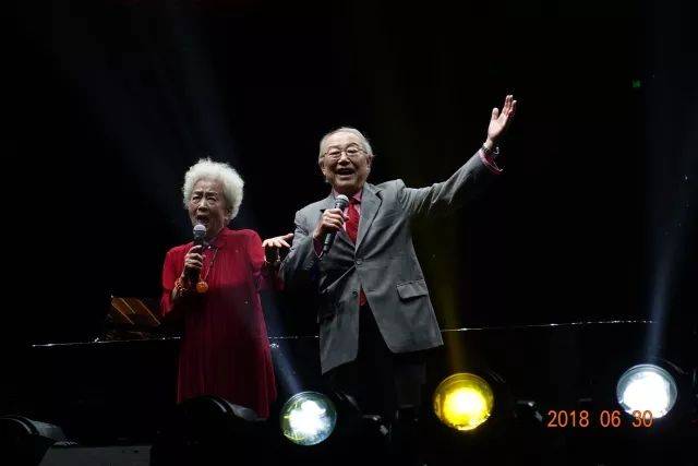 歌声悠扬，唱出时代记忆，琴声悦耳，奏响希望乐章 <br> 2018“我爱你中国?纪念改革开放40周年”经典歌曲上海演唱会圆满落幕