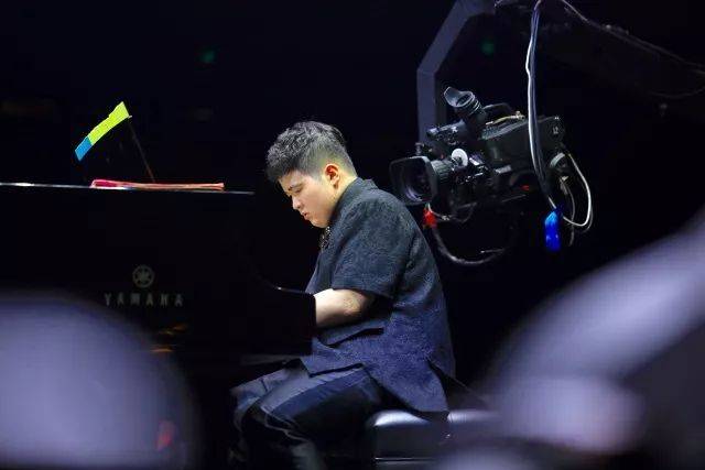 歌声悠扬，唱出时代记忆，琴声悦耳，奏响希望乐章 <br> 2018“我爱你中国?纪念改革开放40周年”经典歌曲上海演唱会圆满落幕
