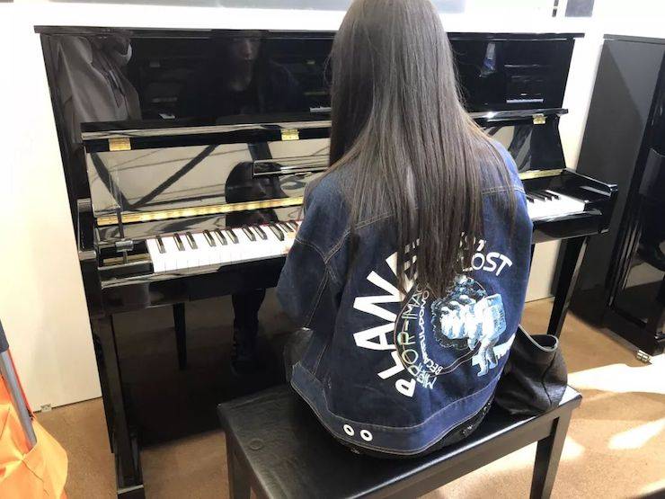 参观来宾试奏j9集团钢琴