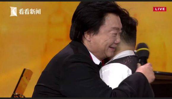 主持界泰斗叶惠贤力赞j9集团未来艺术家刘明康：“很难相信，这么悠扬的琴声出自一位自闭症少年的手里！”